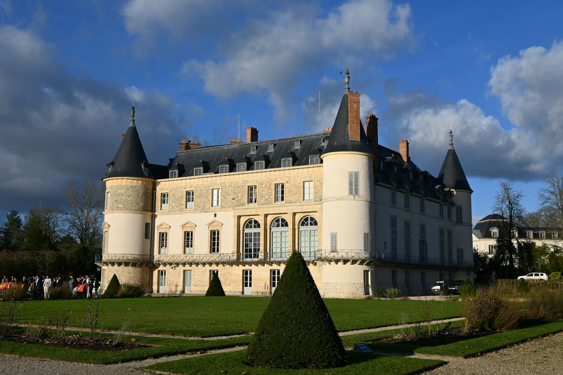 a large building with a lot of windows on it