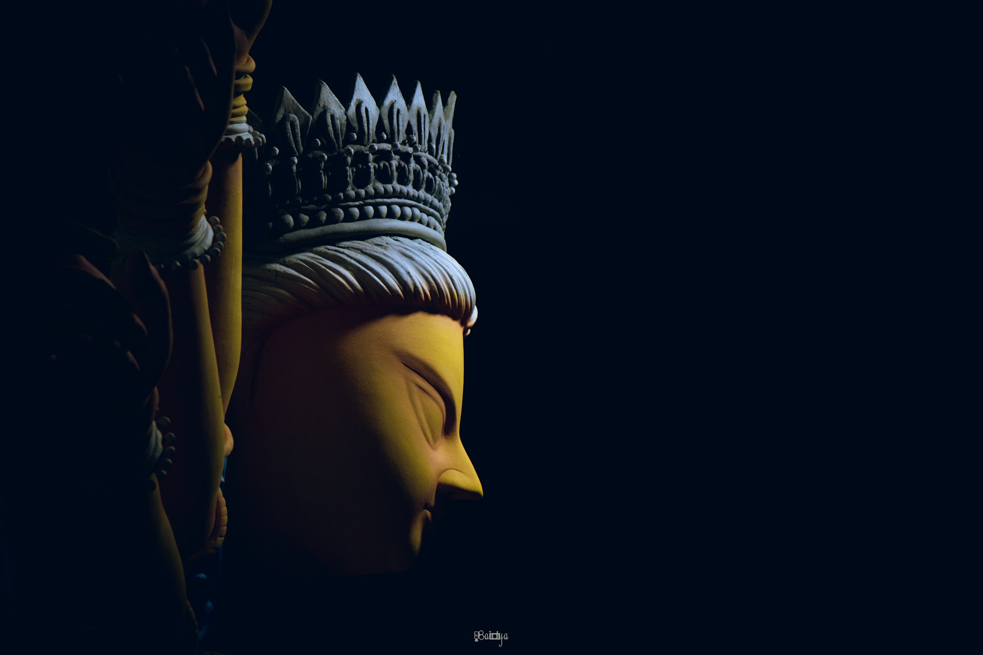 a buddha statue with a crown on it's head