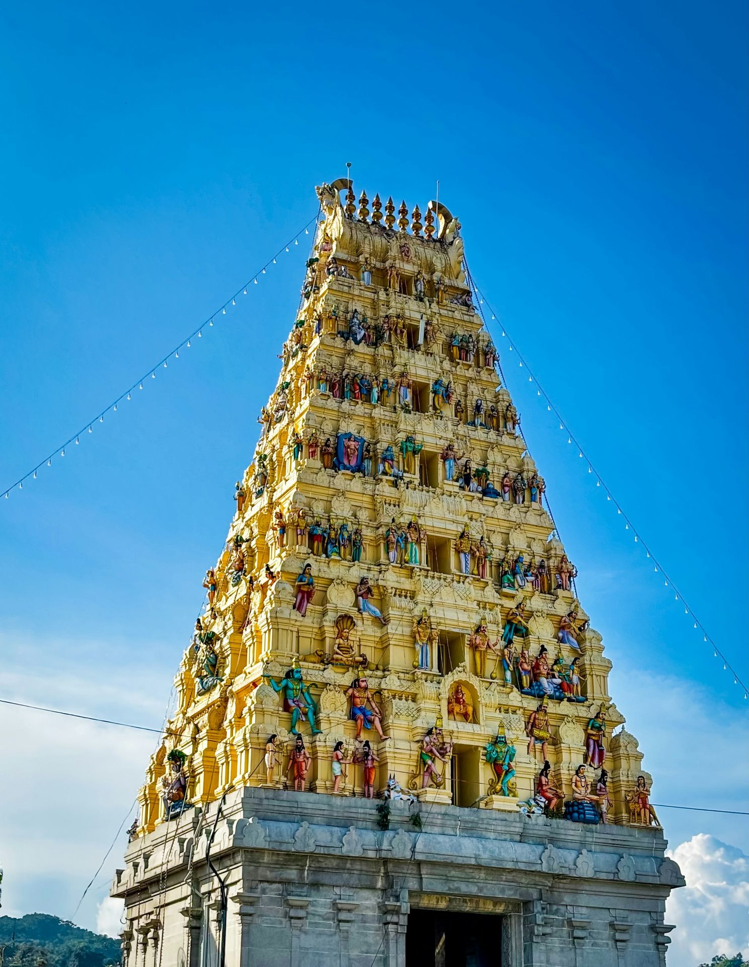 A very tall tower with statues on it