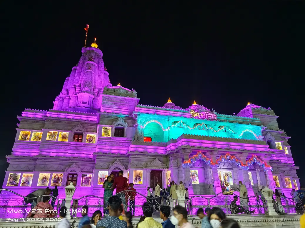 a large building that has a lot of lights on it