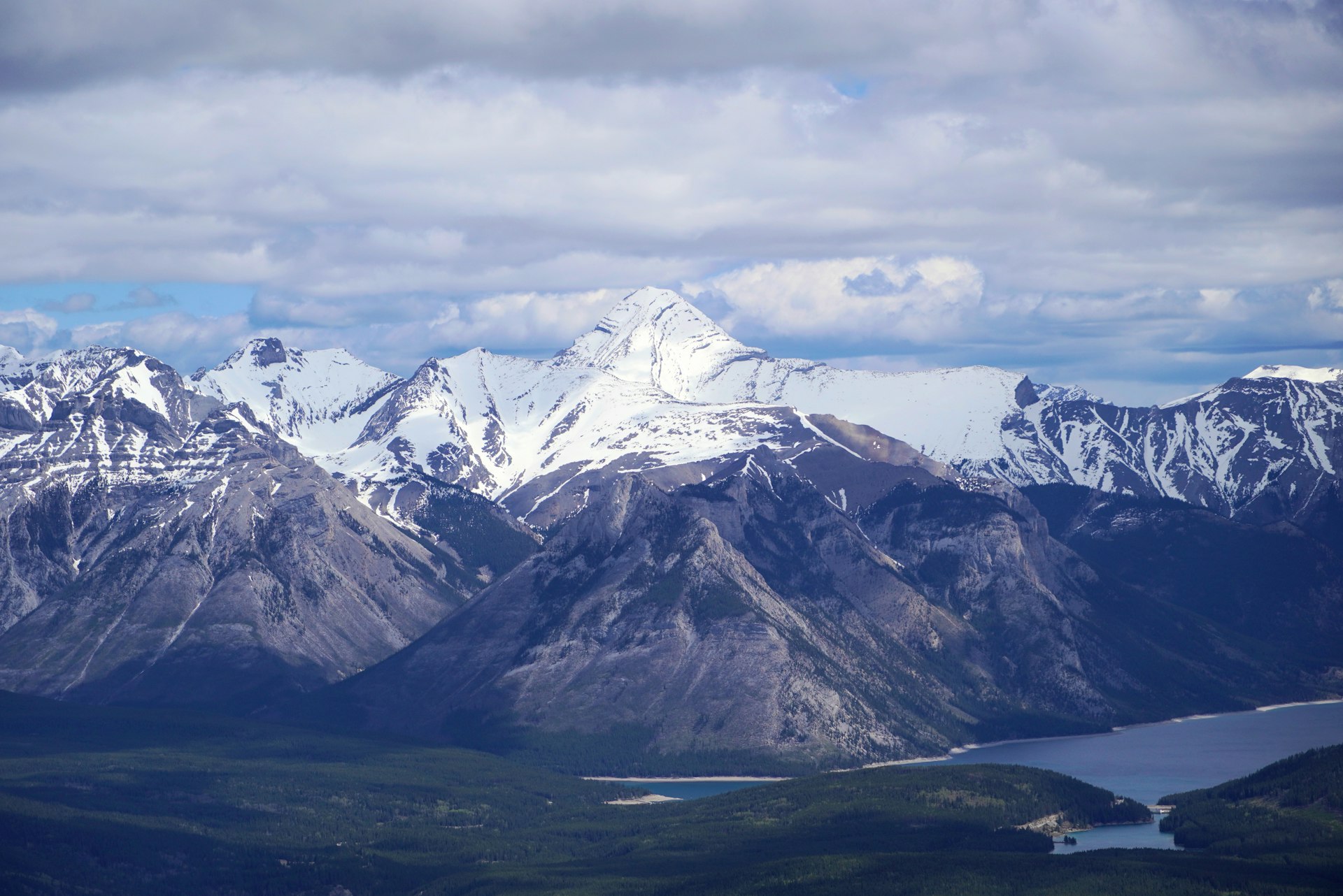 a snowy mountain range